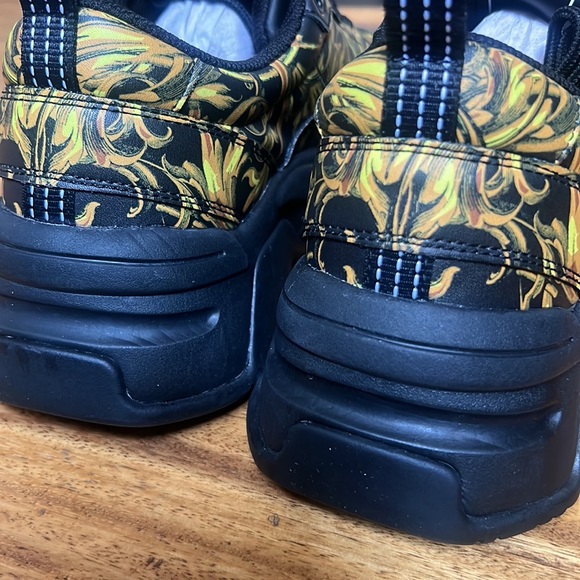 Versace - Picture 10 of 12